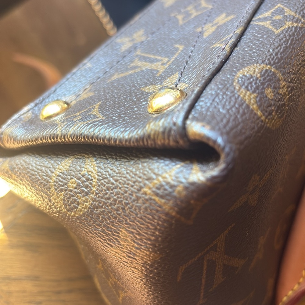 Louis Vuitton V Monogram - Picture 7 of 16